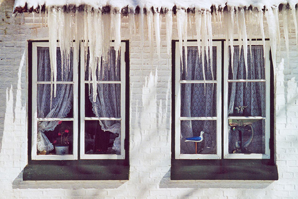 Eiszapfen vor dem Fenster